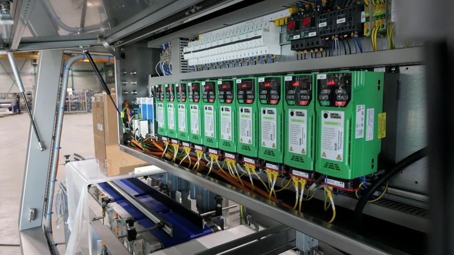 Frequentieregelaar zet elektrische energie naar zijn hand